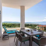 Apartament Front In *
